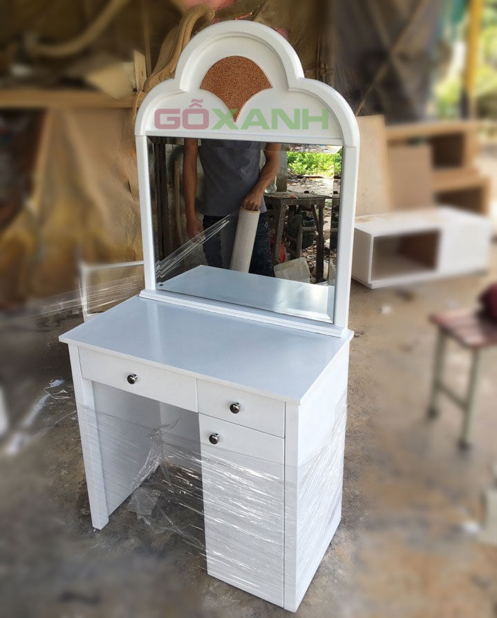 Bàn phấn màu trắng