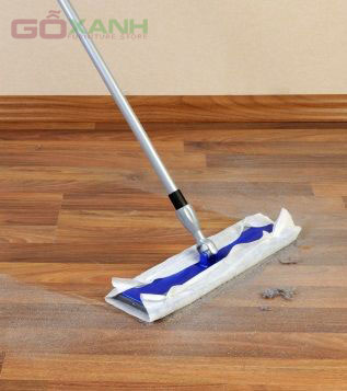 Cách vệ sinh và lau chùi sàn gỗ nhanh chóng 2