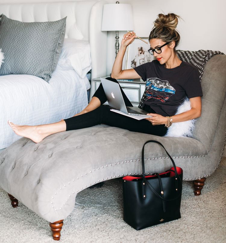 Sofa thư giãn kiểu dáng xinh bán cổ điển chất liệu vải bố, nỉ