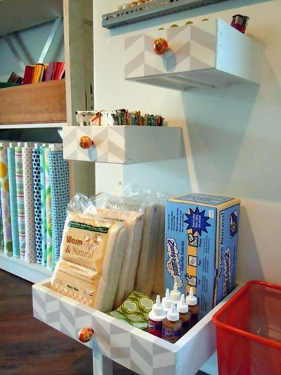 Tự làm kệ gỗ treo tường cho phòng khách đẹp hơn5